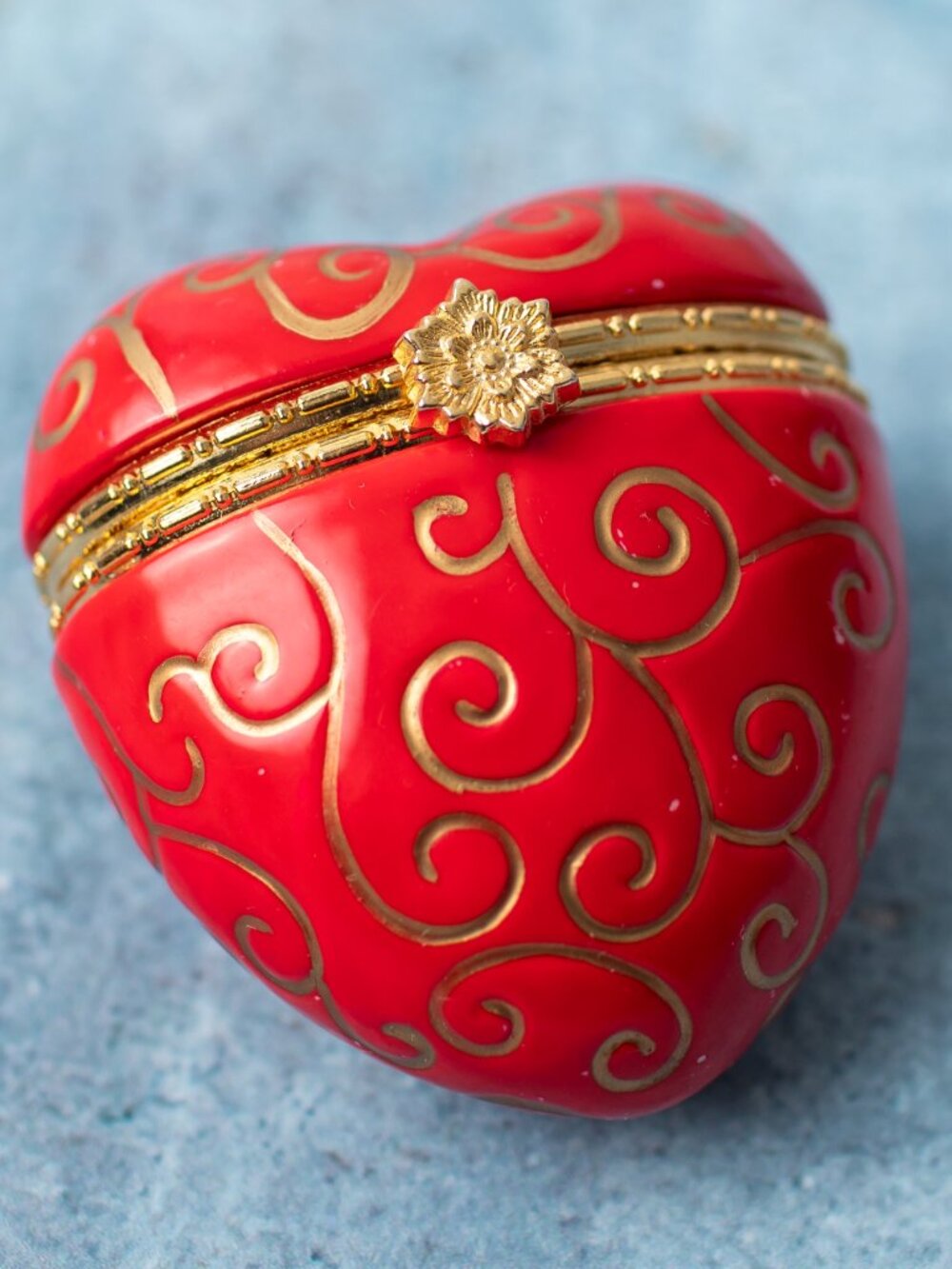Heart Shaped Red Trinket Box Gold Scrollwork Porcelain Hinged 1999 Keepsake Box - Picture 2 of 6